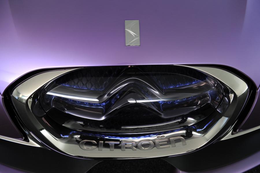 Логотип Citroen REVOLTe Concept 2009 года  (фото 41 из 84)